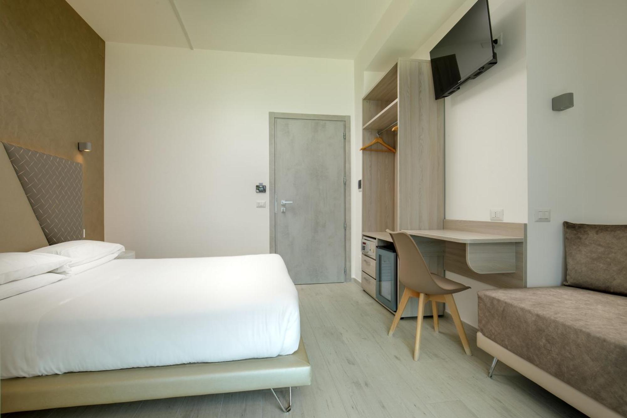 Hotel Tirreno Latina Dış mekan fotoğraf